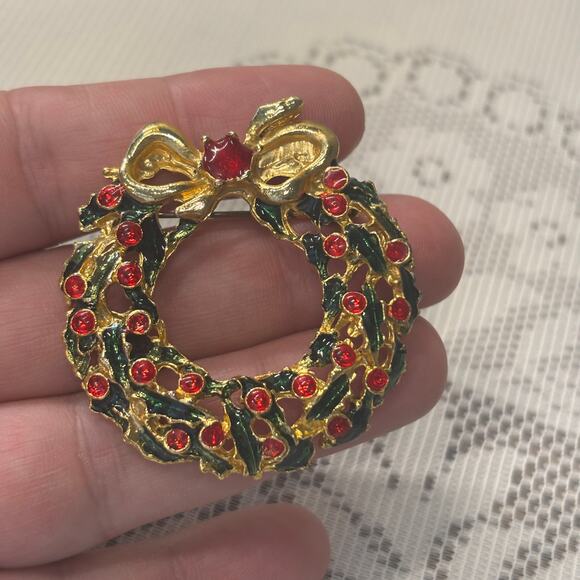 Vintage Brooch Costume Jewelry Christmas Enamel Wreath Pin Gold with Red Ruby - Picture 3 of 7